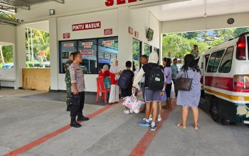 Personel Polsek Batang Angkola melakukan pengamanan bagi masyarakat yang menikmati waktu libur akhir pekan di objek wisata Aek Sijorni