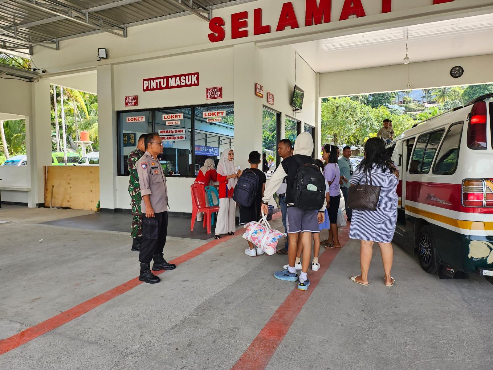 Personel Polsek Batang Angkola melakukan pengamanan bagi masyarakat yang menikmati waktu libur akhir pekan di objek wisata Aek Sijorni