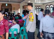 Bhabinkamtibmas Polsek SD Hole, Aipda Ricky Batubara, saat melaksanakan pengamanan ibadah Minggu di Gereja HKBP Sipagimbar