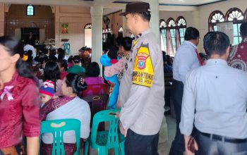 Bhabinkamtibmas Polsek SD Hole, Aipda Ricky Batubara, saat melaksanakan pengamanan ibadah Minggu di Gereja HKBP Sipagimbar