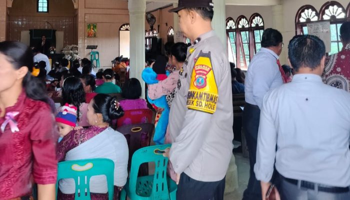 Polsek SD Hole Pengamanan Ibadah Minggu Kasih di HKBP Sipagimbar