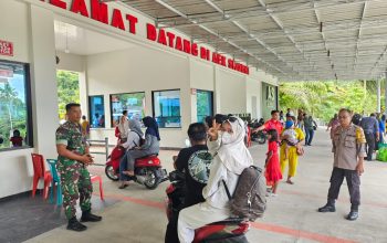 Personel Polsek Batang Angkola saat melaksanakan pengamanan di objek wisata air Aek Sijorni