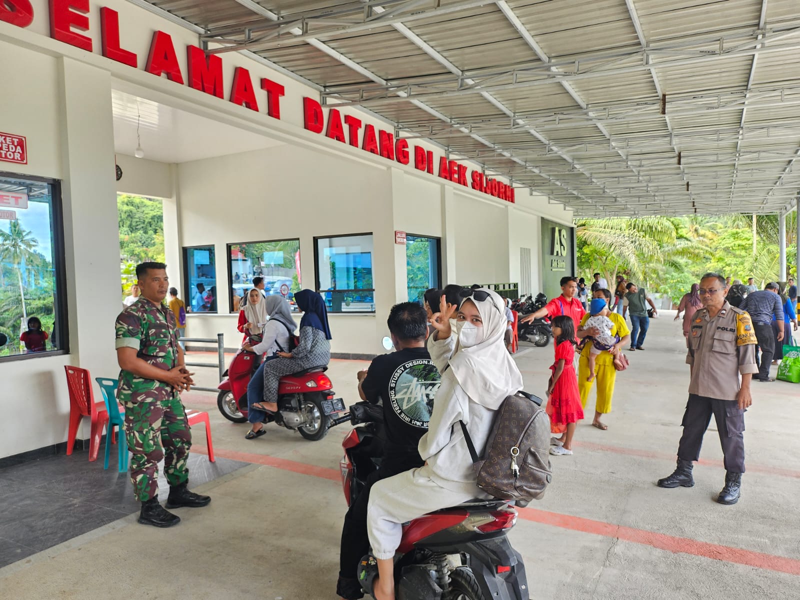 Personel Polsek Batang Angkola saat melaksanakan pengamanan di objek wisata air Aek Sijorni