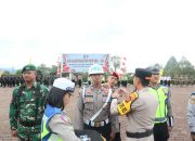 Waka Polres Tapsel, Kompol Rapi Pinakri, saat menyematkan pita tanda Operasi dalam Apel Gelar Pasukan Operasi Patuh Toba 2025