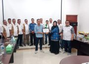 Kadisnaker Kabupaten Asahan, Melina Siregar, menyerahkan penghargaan LKS Bipartit tahun 2025 kepada GM PT BSP Tbk Kisaran