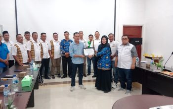 Kadisnaker Kabupaten Asahan, Melina Siregar, menyerahkan penghargaan LKS Bipartit tahun 2025 kepada GM PT BSP Tbk Kisaran