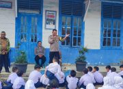 Personel Polsek Sipirok saat menyosialisasikan bahaya narkoba ke siswa-siswi baru SMP Negeri 1 Sipirok di sela MPLS
