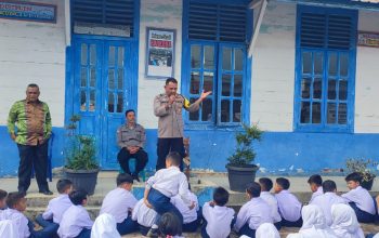Personel Polsek Sipirok saat menyosialisasikan bahaya narkoba ke siswa-siswi baru SMP Negeri 1 Sipirok di sela MPLS