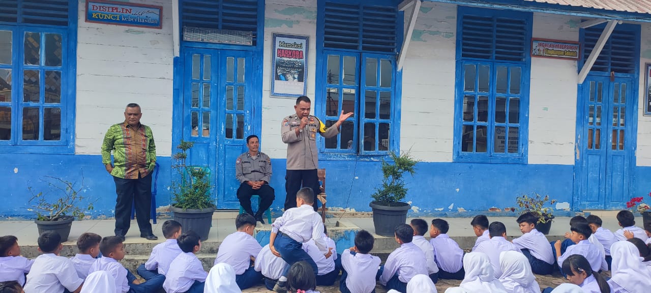 Personel Polsek Sipirok saat menyosialisasikan bahaya narkoba ke siswa-siswi baru SMP Negeri 1 Sipirok di sela MPLS