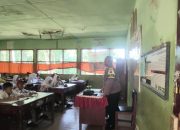 Bhabinkamtibmas Polsek Batang Toru, Aiptu Sayaman Siregar, saat memberi penyuluhan ke para siswa SD Negeri 100901 Bandar Hapinis