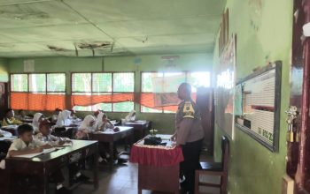 Bhabinkamtibmas Polsek Batang Toru, Aiptu Sayaman Siregar, saat memberi penyuluhan ke para siswa SD Negeri 100901 Bandar Hapinis