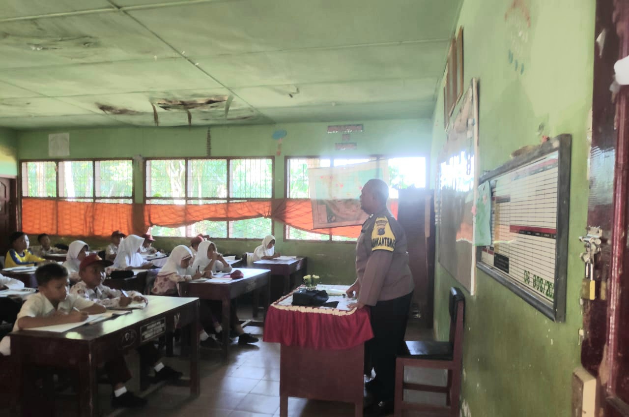 Bhabinkamtibmas Polsek Batang Toru, Aiptu Sayaman Siregar, saat memberi penyuluhan ke para siswa SD Negeri 100901 Bandar Hapinis