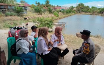 Bhabinkamtibmas Polsek Padang Bolak, Bripka Amranuddin Siregar, saat melakukan sambang dan tatap muka terhadap warga Desa Aek Haruaya