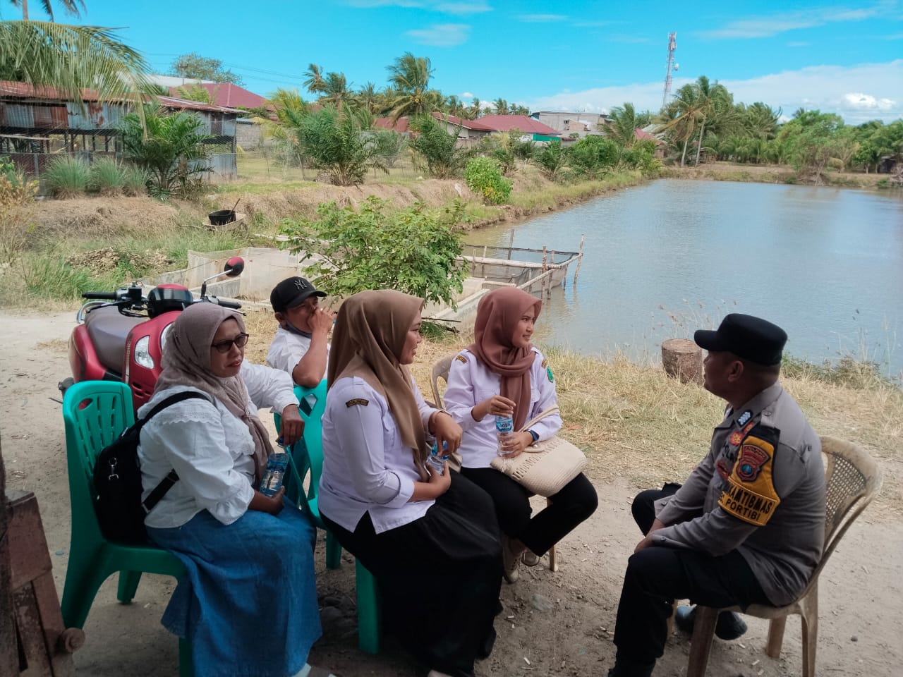 Bhabinkamtibmas Polsek Padang Bolak, Bripka Amranuddin Siregar, saat melakukan sambang dan tatap muka terhadap warga Desa Aek Haruaya
