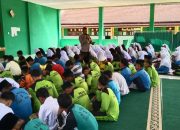 Personel Polsek Sipirok saat memberi sosialisasi dan pelatihan kepada siswa-siswi MAN Tapanuli Selatan di sela Matsama
