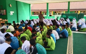 Personel Polsek Sipirok saat memberi sosialisasi dan pelatihan kepada siswa-siswi MAN Tapanuli Selatan di sela Matsama