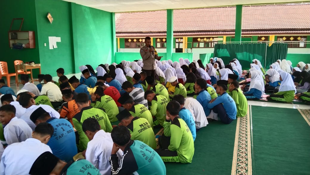 Personel Polsek Sipirok saat memberi sosialisasi dan pelatihan kepada siswa-siswi MAN Tapanuli Selatan di sela Matsama