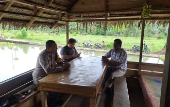 Bhabinkamtibmas Polsek Batang Toru, Brigpol Randa SP, saat melakukan Patroli dialogis kepada warga Desa Hutabaru
