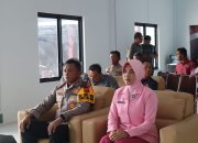 Kapolres Tapsel, AKBP Yon Edi Winara, didampingi Ketua Bhayangkari Cabang Tapsel Ny Kiki Yon Edi, saat nobar peresmian SPPG Polri secara virtual zoom yang dipimpin Kapolri Jenderal Pol Listyo Sigit Prabowo
