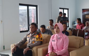 Kapolres Tapsel, AKBP Yon Edi Winara, didampingi Ketua Bhayangkari Cabang Tapsel Ny Kiki Yon Edi, saat nobar peresmian SPPG Polri secara virtual zoom yang dipimpin Kapolri Jenderal Pol Listyo Sigit Prabowo