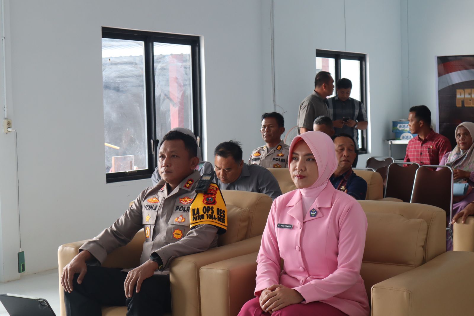 Kapolres Tapsel, AKBP Yon Edi Winara, didampingi Ketua Bhayangkari Cabang Tapsel Ny Kiki Yon Edi, saat mengikuti peresmian SPPG Polri secara virtual zoom yang dipimpin Kapolri Jenderal Pol Listyo Sigit Prabowo