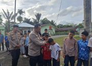 Kapolres Tapsel, AKBP Yon Edi Winara, didampingi Kapolsek Sipirok, Iptu Aswin Manurung, menyapa dan menyalami para santri saat berkunjung ke Ponpes KH Ahmad Dahlan Sipirok