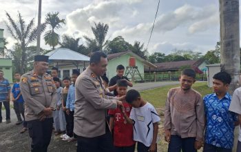 Kapolres Tapsel, AKBP Yon Edi Winara, didampingi Kapolsek Sipirok, Iptu Aswin Manurung, menyapa dan menyalami para santri saat berkunjung ke Ponpes KH Ahmad Dahlan Sipirok
