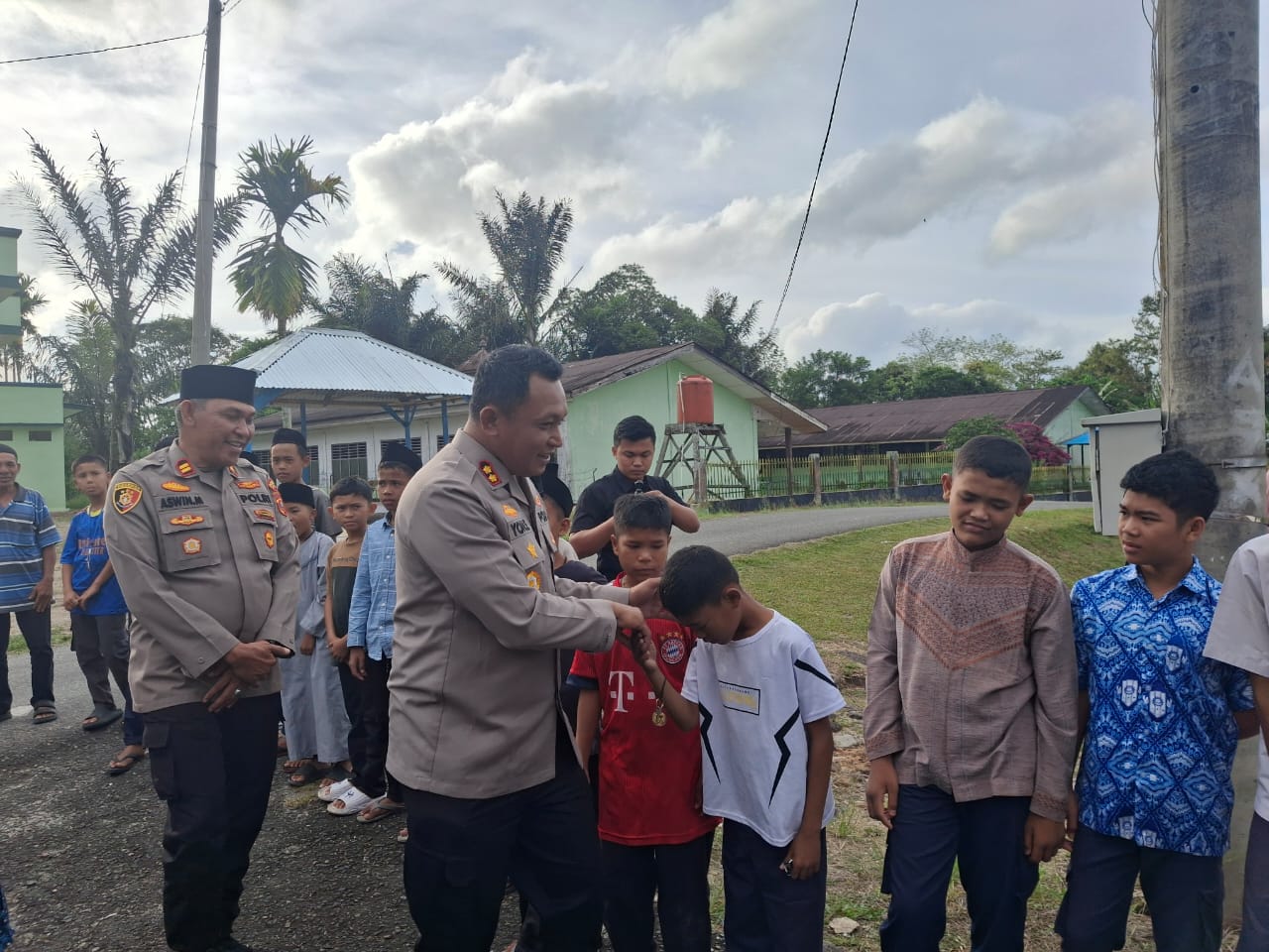 Kapolres Tapsel, AKBP Yon Edi Winara, didampingi Kapolsek Sipirok, Iptu Aswin Manurung, menyapa dan menyalami para santri saat berkunjung ke Ponpes KH Ahmad Dahlan Sipirok