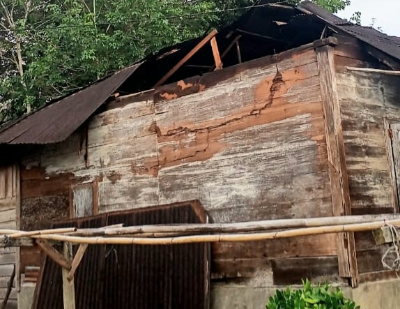 Beginilah kondisi Rumah warga Dusun Saba Tolang, Desa Saro Godung, Kecamatan Sipirok, Kabupaten Tapanuli Selatan milik, Parlaungan Siregar, rusak parah akibat diterjang angin kencang