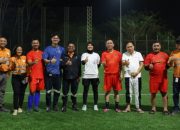 Tim dari Pemkab Tapsel dan official PTAR All Star berfoto bersama usai melaksanakan pertandingan eksibisi