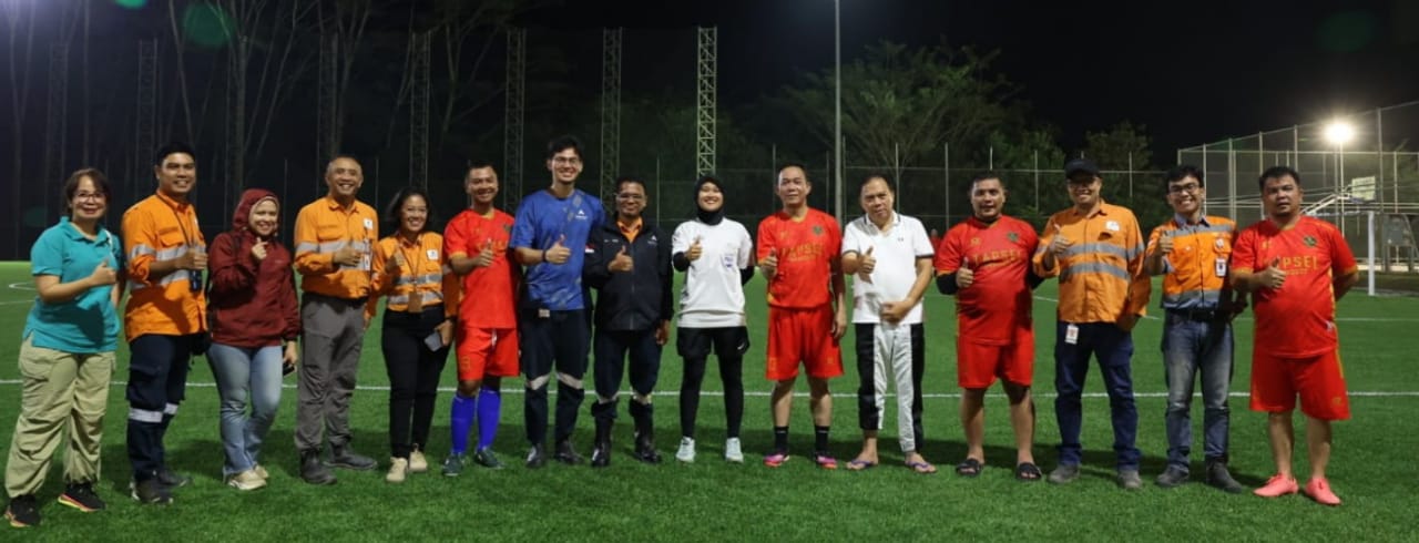 Tim dari Pemkab Tapsel dan official PTAR All Star berfoto bersama usai melaksanakan pertandingan eksibisi
