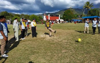 Wakil Bupati Tapsel, Jafar Syahbuddin Ritonga, melakukan tendangan perdana tanda dimulainya turnamen sepak bola SDH Cup III