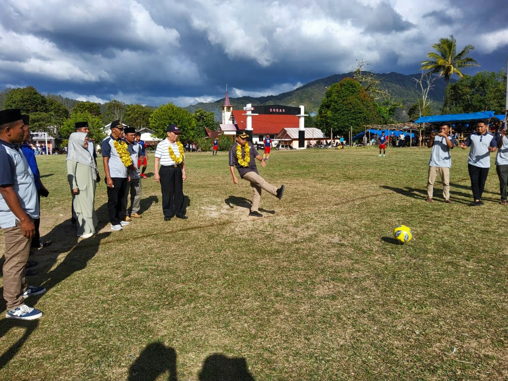 Wakil Bupati Tapsel, Jafar Syahbuddin Ritonga, melakukan tendangan perdana tanda dimulainya turnamen sepak bola SDH Cup III