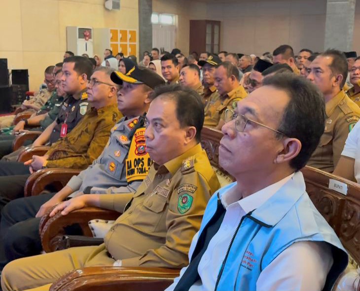 Bupati Tapsel, Gus Irawan Pasaribu, bersama Wakil Bupati Jafar Syahbuddin Ritonga, Kapolres AKBP Yon Edi Winara, dan jajaran Forkopimda lainnya saat mengikuti peluncuran kelembagaan Koperasi Desa/Kelurahan Merah Putih secara serentak lewat virtual zoom