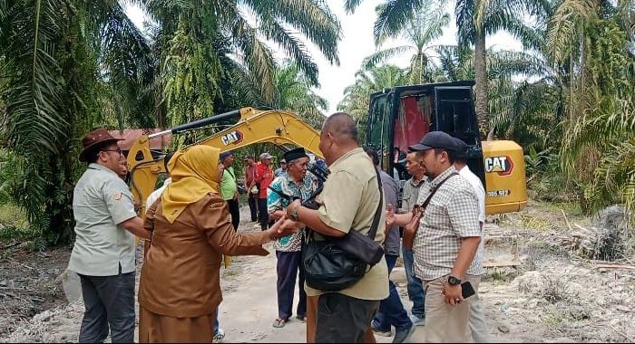 Peduli Pendidikan, PT BSP Tbk Bangun Jalan ke SMK Negeri 1 Air Joman