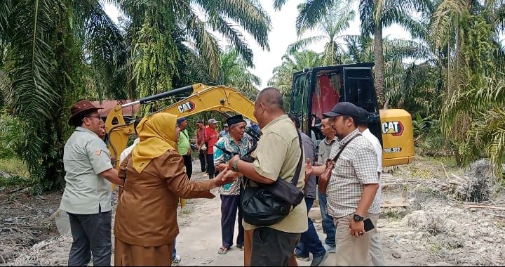 Melalui program, 'Peduli BSP' berkolaborasi dengan anggota komisi C DPRD Asahan, PT BSP Tbk Kisaran salurkan CSR berupa perbaikan jalan dan normalisasi parit