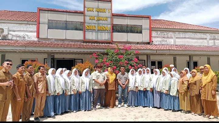 Kepala Sekolah SMK Negri 1 Air Joman, Farida Izrawati Harahap, ucapkan terima kasih kepada perkebunan PT BSP Tbk Kisaran atas perbaikan akses jalan menuju ke sekolahnya