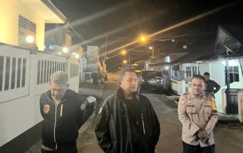Kapolres Tapsel, AKBP Yon Edi Winara, didampingi Kapolsek Sipirok, Iptu Aswin Manurung, saat lakukan peninjauan kesiapsiagaan personel di wilayah hukumnya