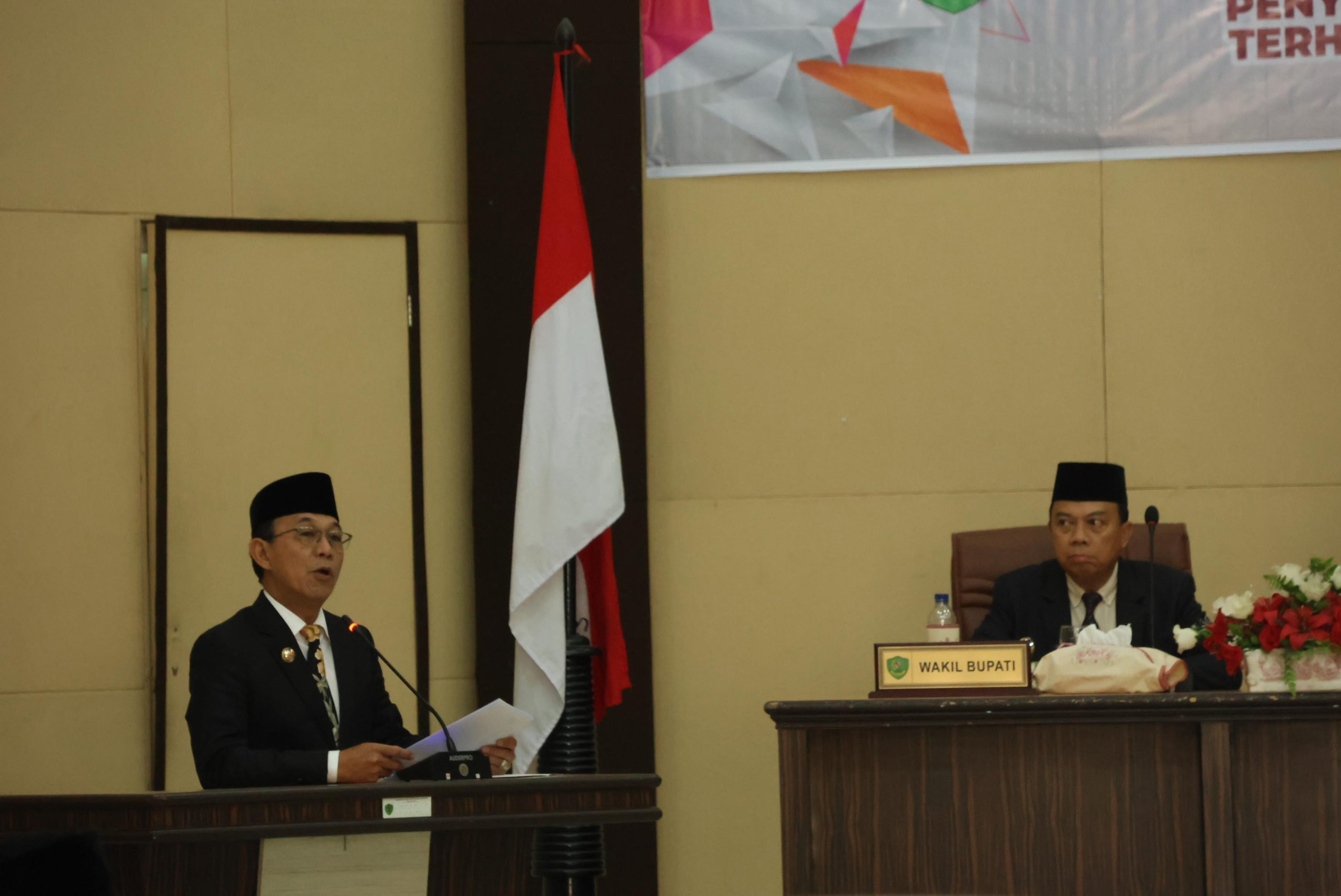 Bupati Tapsel, H Gus Irawan Pasaribu, menyampaikan Ranperda tentang RPJMD 2025-2029 di hadapan para legislator saat rapat paripurna DPRD