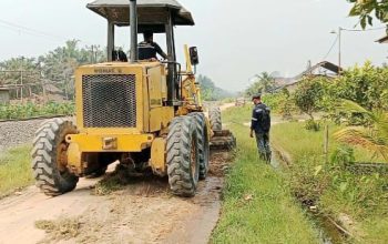 Salurkan CSR melalui program 'BSP Peduli', Perkebunan PT BSP Tbk Kisaran menurunkan 2 unit alat berat bomag dan gredel untuk perbaikan jalan di Desa Pulo Bandring