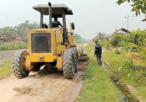 Salurkan CSR melalui program 'BSP Peduli', Perkebunan PT BSP Tbk Kisaran menurunkan 2 unit alat berat bomag dan gredel untuk perbaikan jalan di Desa Pulo Bandring