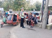 Lewat pendekatan humanis, Kasat Lantas Polres Padangsidimpuan, AKP Jonni Silalahi, turun langsung memberi edukasi tentang keselamatan berlalu lintas ke para abang becak di sela pelaksanaan Ops Patuh Toba 2025