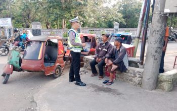 Lewat pendekatan humanis, Kasat Lantas Polres Padangsidimpuan, AKP Jonni Silalahi, turun langsung memberi edukasi tentang keselamatan berlalu lintas ke para abang becak di sela pelaksanaan Ops Patuh Toba 2025
