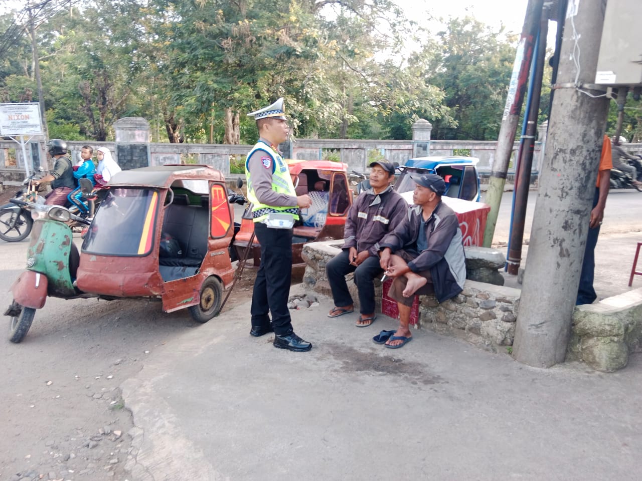 Lewat pendekatan humanis, Kasat Lantas Polres Padangsidimpuan, AKP Jonni Silalahi, turun langsung memberi edukasi tentang keselamatan berlalu lintas ke para abang becak di sela pelaksanaan Ops Patuh Toba 2025