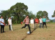 Bupati Tapsel, Gus Irawan Pasaribu, bersama Wakil Bupati, Jafar Syahbuddin Ritonga, dan lainnya, saat momen tendangan perdana tanda dimulainya Turnamen Sepak Bola Pargarutan Julu Cup II 2025