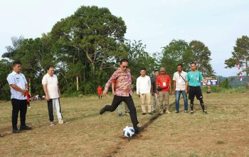 Bupati Tapsel, Gus Irawan Pasaribu, bersama Wakil Bupati, Jafar Syahbuddin Ritonga, dan lainnya, saat momen tendangan perdana tanda dimulainya Turnamen Sepak Bola Pargarutan Julu Cup II 2025