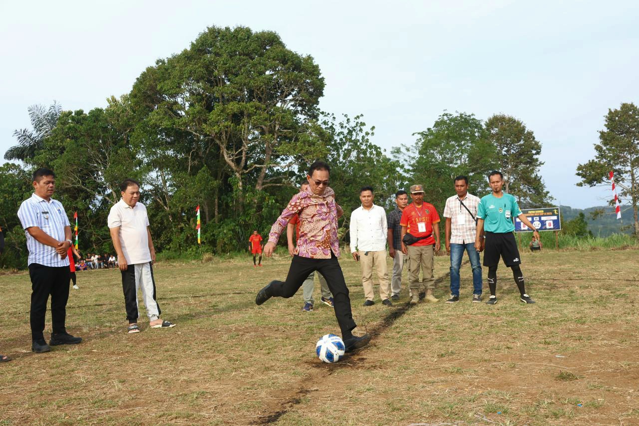 Bupati Tapsel, Gus Irawan Pasaribu, bersama Wakil Bupati, Jafar Syahbuddin Ritonga, dan lainnya, saat momen tendangan perdana tanda dimulainya Turnamen Sepak Bola Pargarutan Julu Cup II 2025