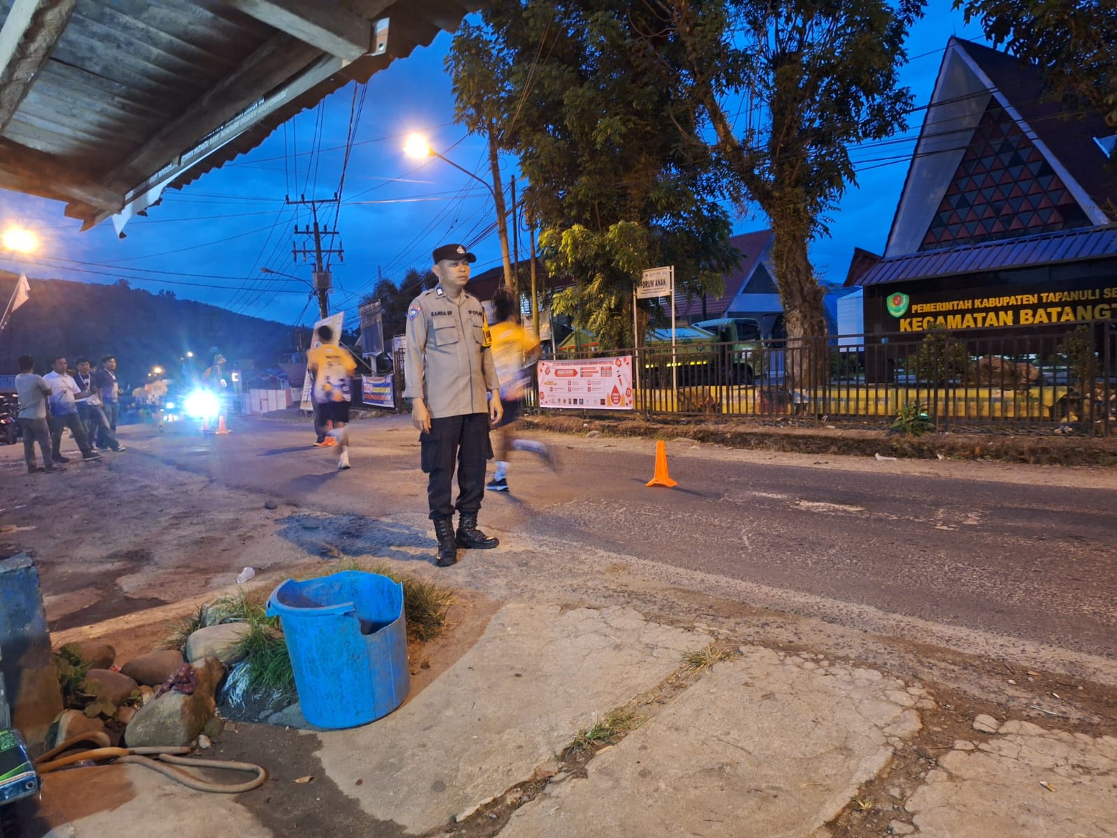 Personel Polsek Batang Toru saat pengamanan Martabe Run 2025