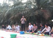 Kapolres Tapsel, AKBP Yon Edi Winara, bersama rombongan saat berdialog dengan masyarakat dan para Kepala Desa di sela kegiatan peninjauan lahan ketahanan pangan Nasional di Hutaimbaru, Kecamatan Halongonan, Kabupaten Paluta