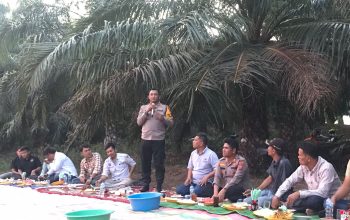 Kapolres Tapsel, AKBP Yon Edi Winara, bersama rombongan saat berdialog dengan masyarakat dan para Kepala Desa di sela kegiatan peninjauan lahan ketahanan pangan Nasional di Hutaimbaru, Kecamatan Halongonan, Kabupaten Paluta
